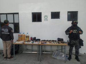 Decomisan objetos prohibidos en la cárcel de Ambato