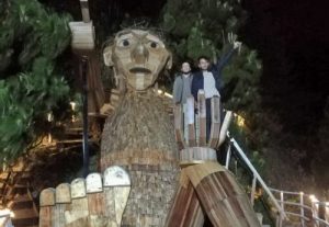 Gigantes de madera  resguardan a Baños