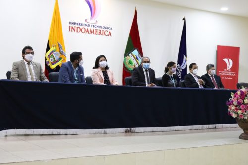 Evento. Autoridades de la Universidad Indoamérica e invitados especiales en el acto de inauguración.