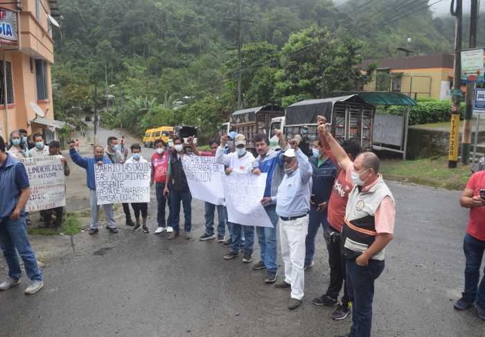 JORNADA. Habitantes protestaron por el mal estado de esta carretera.