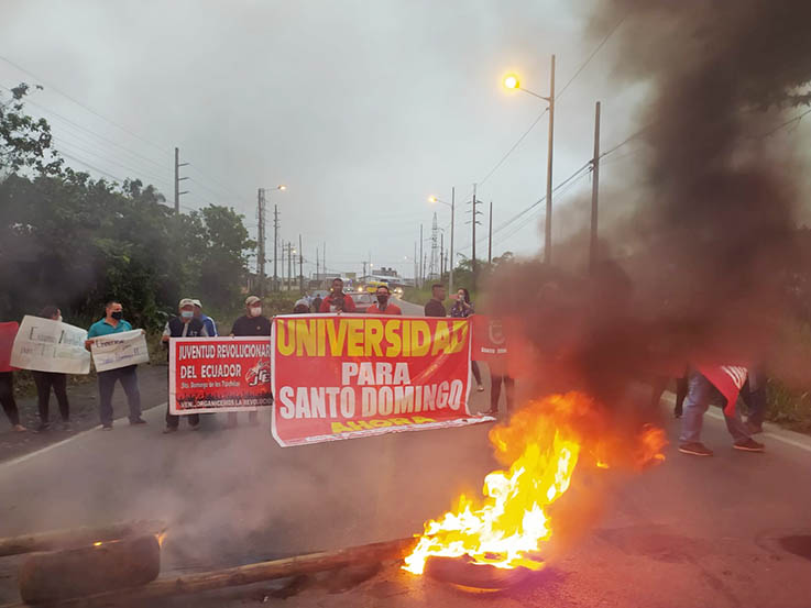 Protesta. Incendiaron neumáticos en diferentes puntos de Santo Domingo.