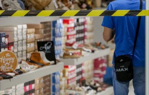 Joven intentaba llevarse un par de zapatillas de un centro comercial