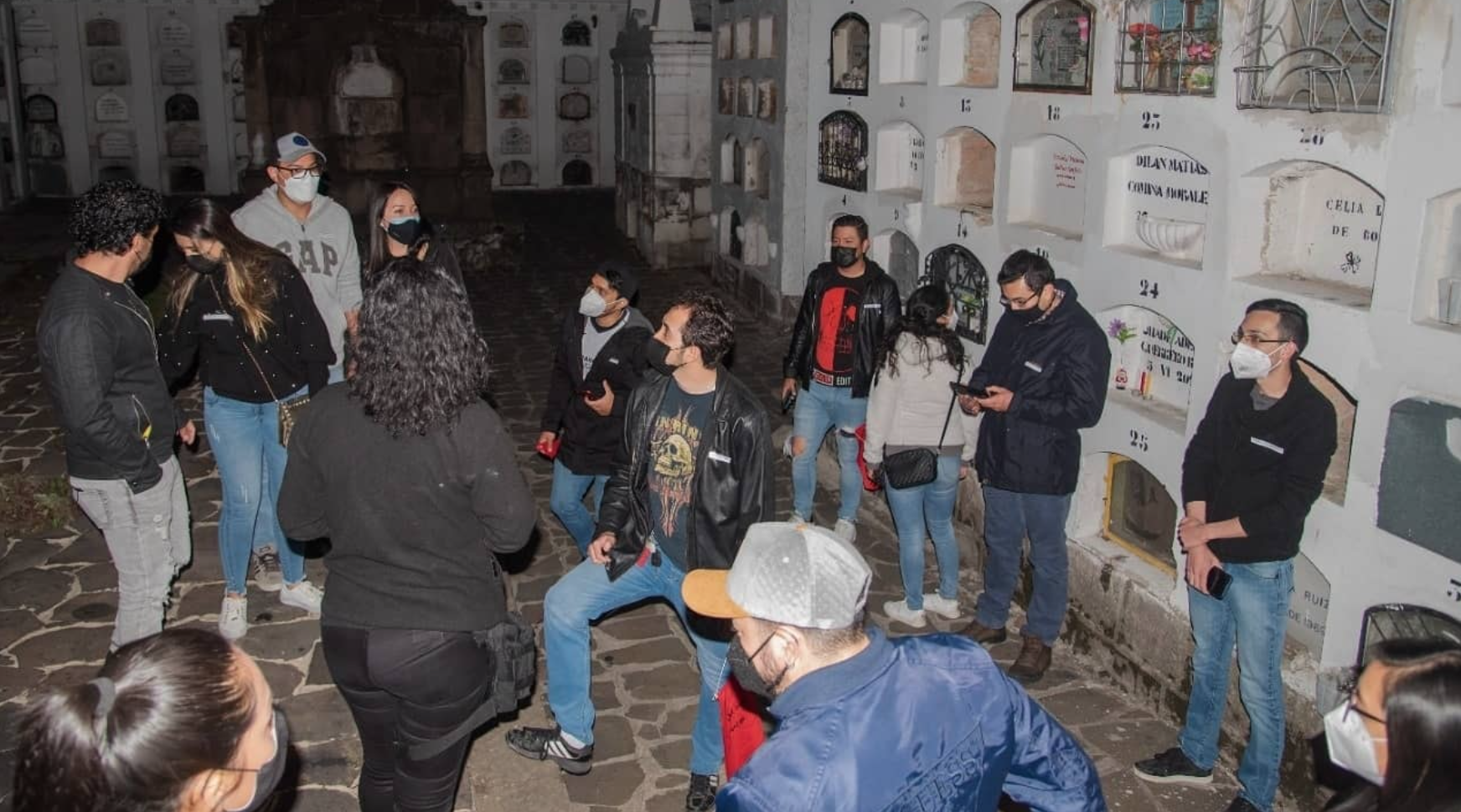 RECORRIDO. Quito Post Mortem realiza recorridos nocturnos en el cementerio de El Tejar y cuenta sus historias y leyendas. (Foto tomada de Quito Post Mortem)