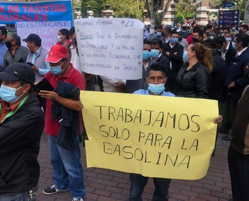 Los transportistas llegaron a la Gobernación de Tungurahua.