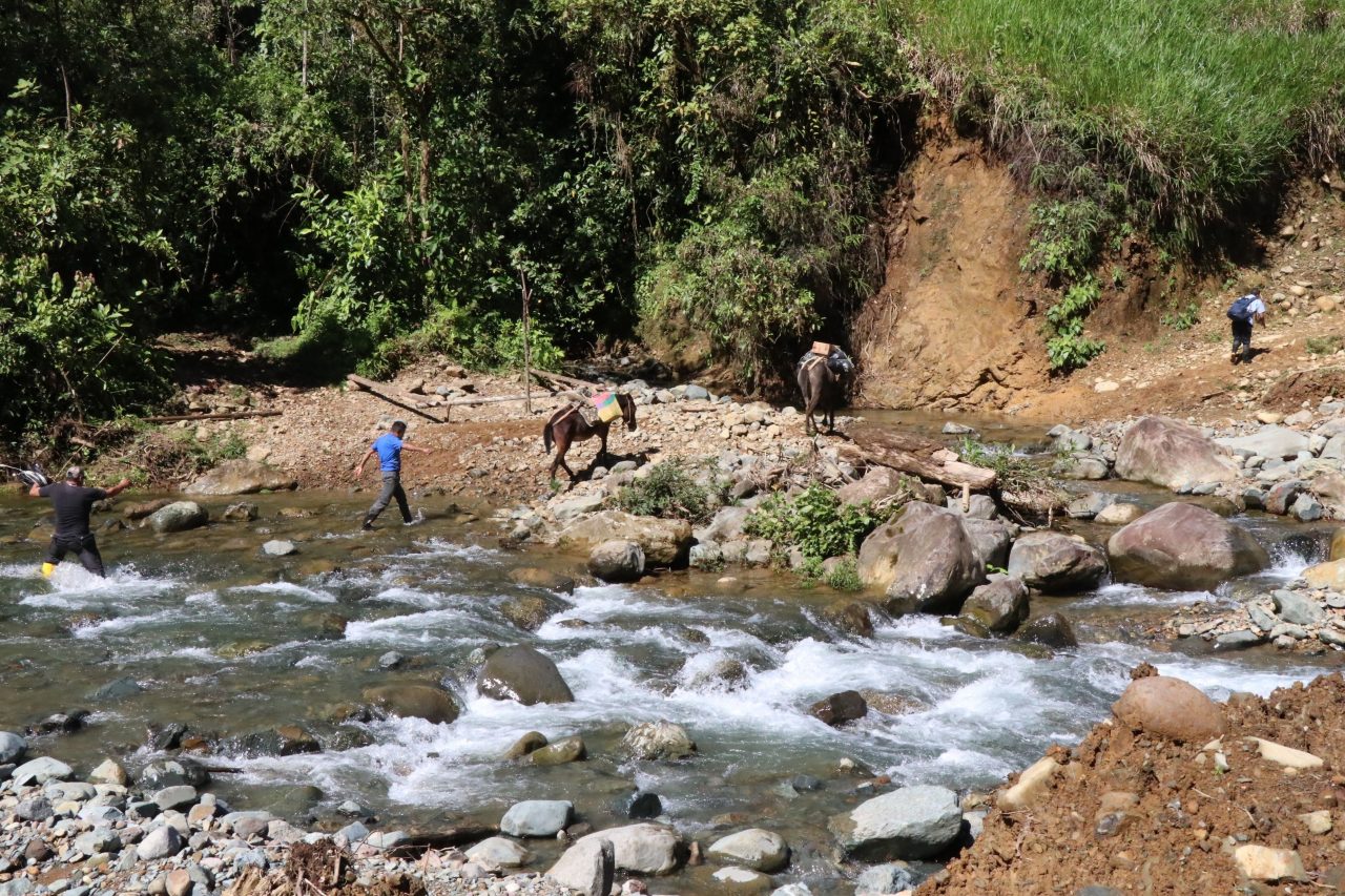 Paso. Las corrientes y la contaminación del río que divide a Tulcán e Ipiales hacen que cruzar sea peligroso.