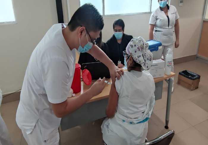 Cronograma. Personal del hospital Gustavo Domínguez recibió la vacuna de refuerzo.