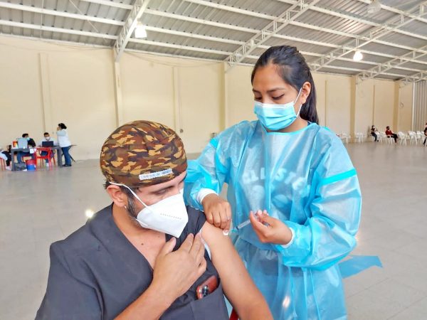 Profesionales de la salud ya reciben tercera vacuna anticovid