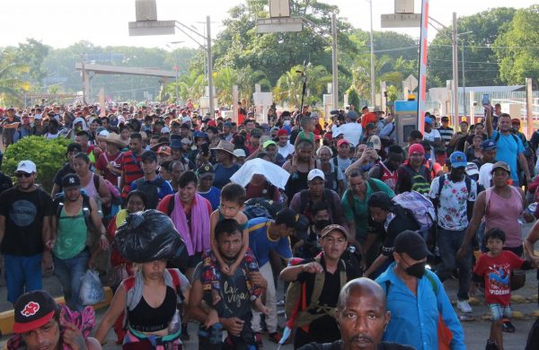 Los migrantes reciben muestras de apoyo a su paso por México.