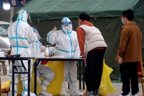China confina a 35 mil personas para contener la Covid-19
