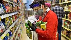 Ingreso medio en Ecuador alcanza para comprar menos productos que en otros países de la región