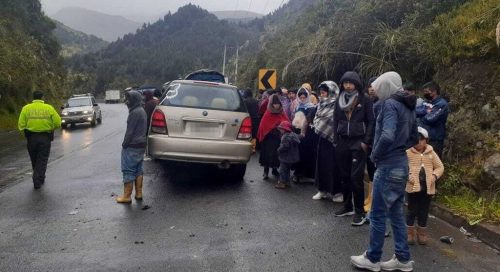 Se estrella contra señalética de tránsito en la vía a Guaranda