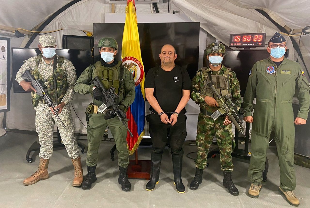 DETENCIÓN. Fotografía cedida por la Presidencia Colombia que muestra al número uno de la banda criminal del Clan del Golfo, Dairo Antonio Úsuga David (c), alias ‘Otoniel’.