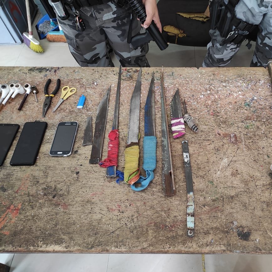 Objetos encontrados por Policía Nacional en una requisa en la cárcel de El Inca.