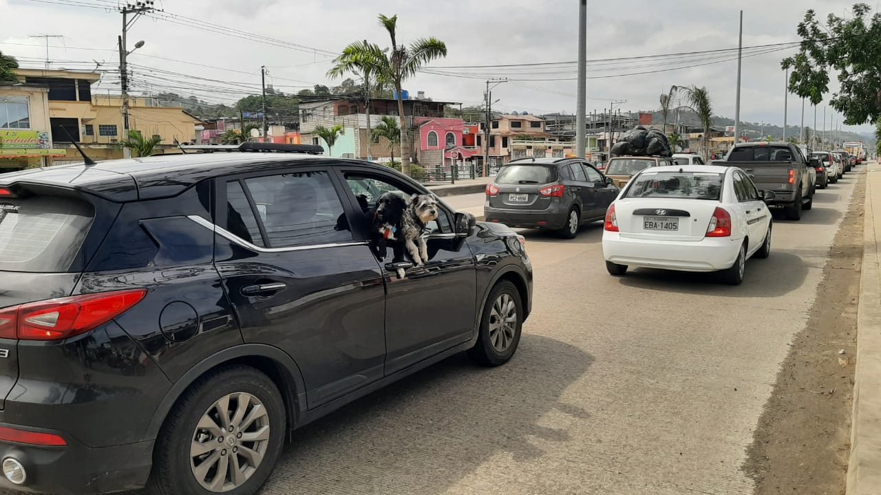 CONCURRENCIA. Masiva llegada de turistas se registró la mañana y tarde de ayer en el sur del cantón Esmeraldas con dirección hacia Atacames.