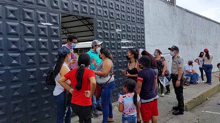 PANORAMA. En la unidad educativa 30 de Julio se evidenció aglomeraciones.