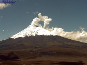 Emisión de vapor y gases en el volcán Cotopaxi