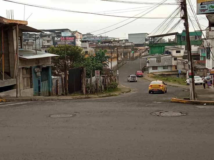 PANORAMA. En este tramo del barrio Zaracay los delincuentes aprovechan para asaltar.