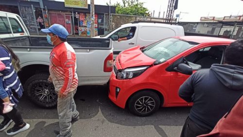 Conductor de camión provoca accidente y huye