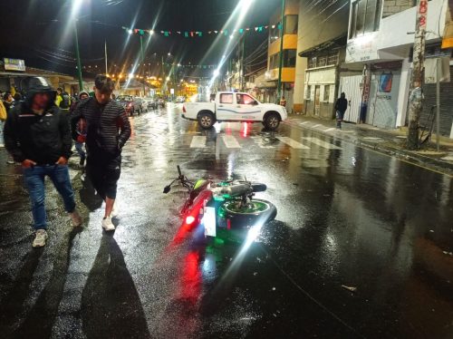 Accidente de moto deja un hombre herido en Pelileo