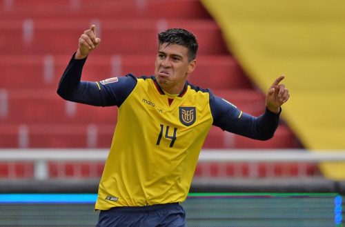 El defensa ecuatoriano Xavier Arreaga, no estará en el cotejo ante Chile. EFE