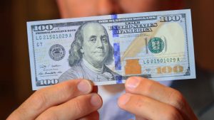 Aprenda a identificar dólares falsos y no caiga en estafas