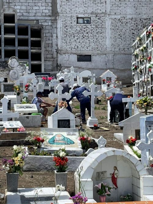 Familias visitan los cementerios de Ambato en el feriado