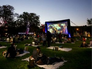 Cine al aire libre en el parque de las Flores