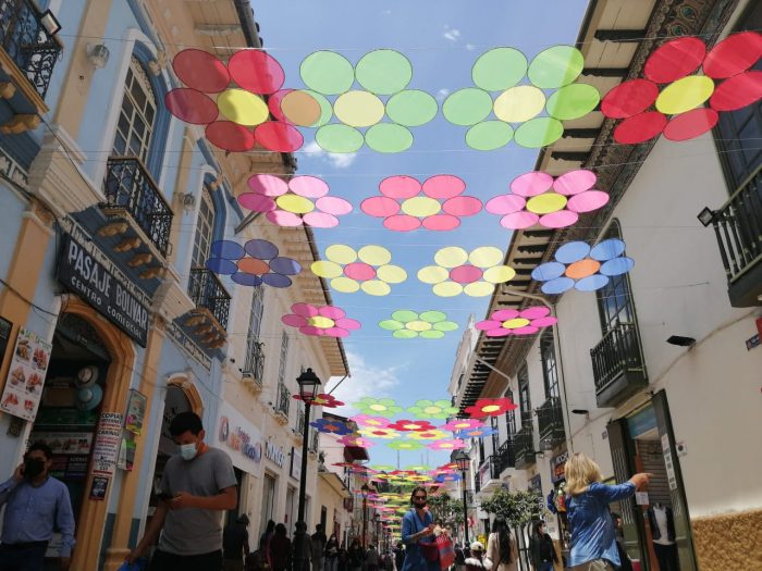 La ciudad ya está decorada para el Festival de Artes Vivas