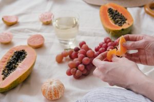 Aprenda a comer frutas para aliviar la gastritis