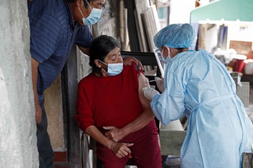 Perú se plantea imponer  restricciones a los no  vacunados contra la covid-19