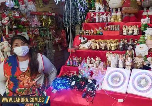 Feria navideña en el mercado Artesanal de Ambato