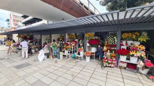 Comerciantes de flores ocupan un nuevo espacio en Ambato
