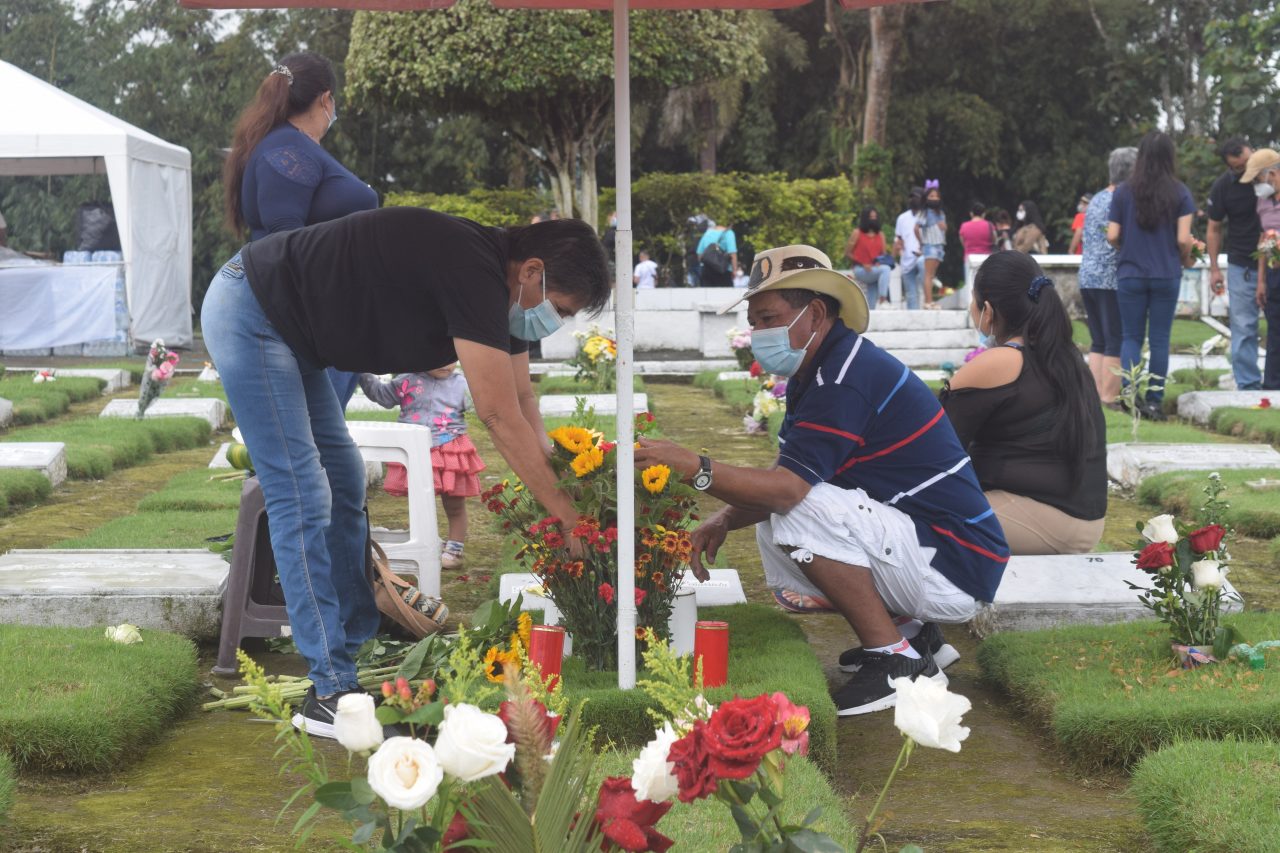 ASISTENCIA. La mayoría de personas demoran hasta una hora en visitar a sus seres queridos.