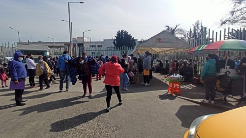 Los usuarios esperan a las afueras del Hospital para adquirir los medicamentos que sus pacientes necesitan.