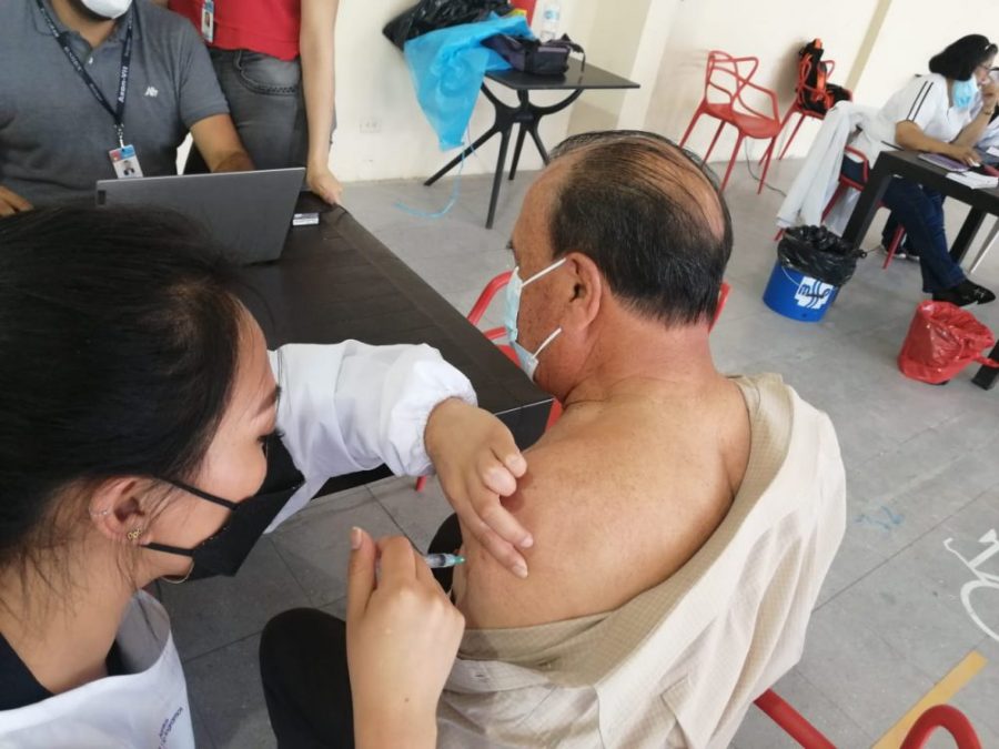 En Loja inició vacunación de refuerzo a mayores de 65 años