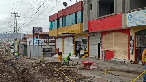 Preocupación. Varios locales permanecen cerrados en la avenida Indoamérica.