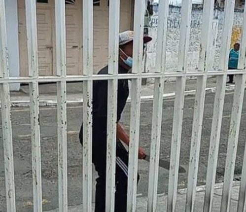 Con machete intenta recuperar mercadería decomisada
