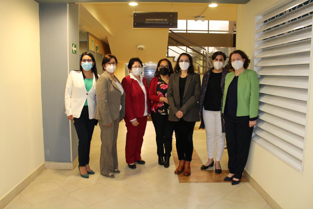 Ministra de Salud recorrió laboratorios de la UTPL