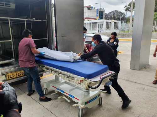 El levantamiento del cuerpo de la mujer que falleció se realizó en el Hospital General Docente Ambato.