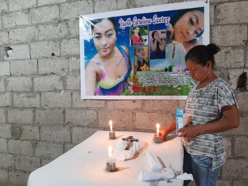 La mamá de la hoy accisa mostro la medicación que requiere para su nieta.