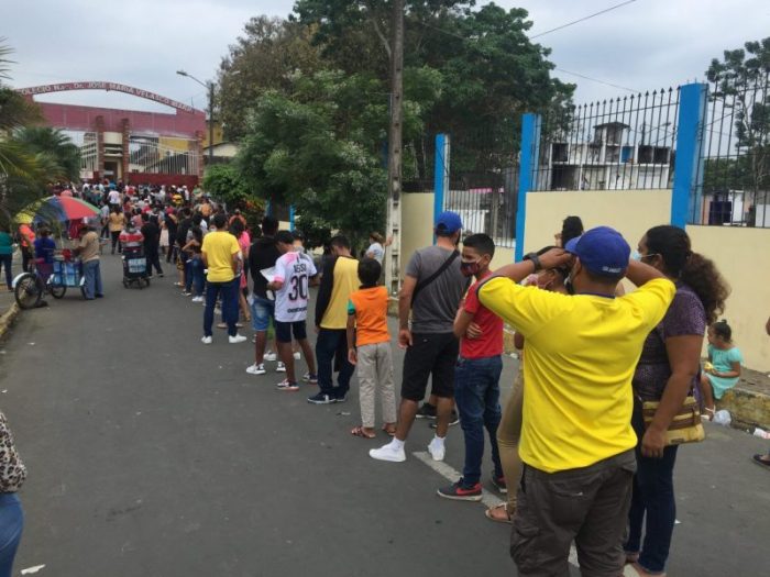 Vacunación colegio Velasco Ibarra