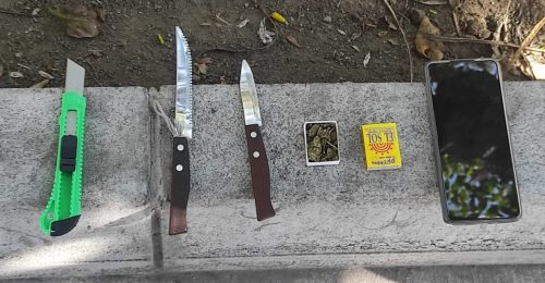 Cuchillos y droga decomisados en la 12 de Noviembre y Mera