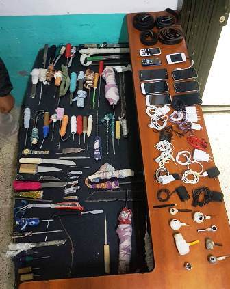 Decomisan 75 armas en la cárcel de Ibarra