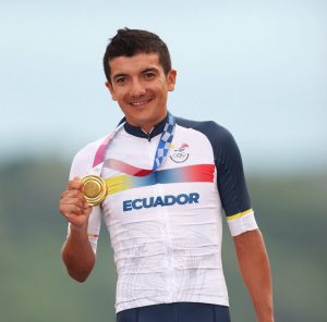 Campeón. Richard Carapaz consiguió, en Tokio 2020, la segunda medalla de oro olímpica de la historia de Ecuador.