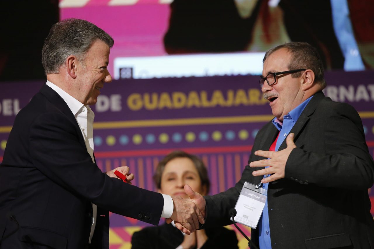 RECUERDO. El expresidente colombiano Juan Manuel Santos (i), saluda con el exlider de las FARC Rodrigo Londoño (d), tras la firma del acuerdo.