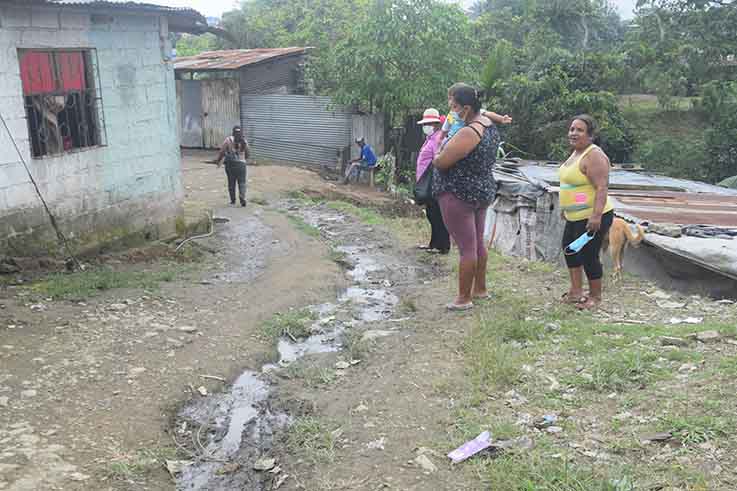 SITUACIÓN. En los barrios del Plan de Vivienda se observan aguas negras por las calles.