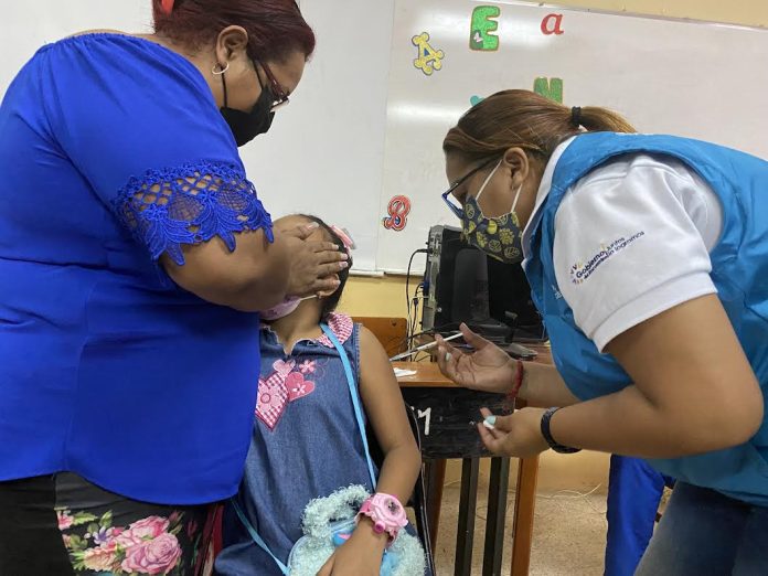 Se cumple proceso de  vacunación de niños de 5 años