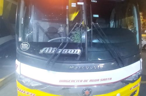 Rompe el parabrisas de un bus con una muleta