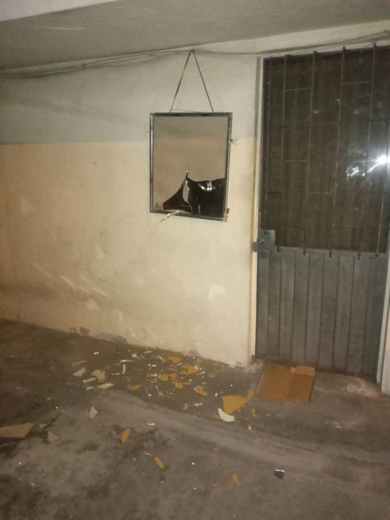 Irrumpe en la casa de su expadrastro y destruye las cosas