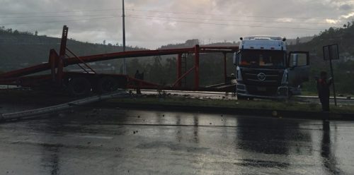Camión se estrella contra un poste